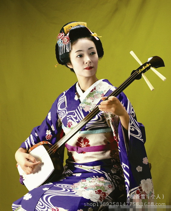 传统制法使用一整张猫皮,因此在三味线表面可以看见左右对称的黑点,这