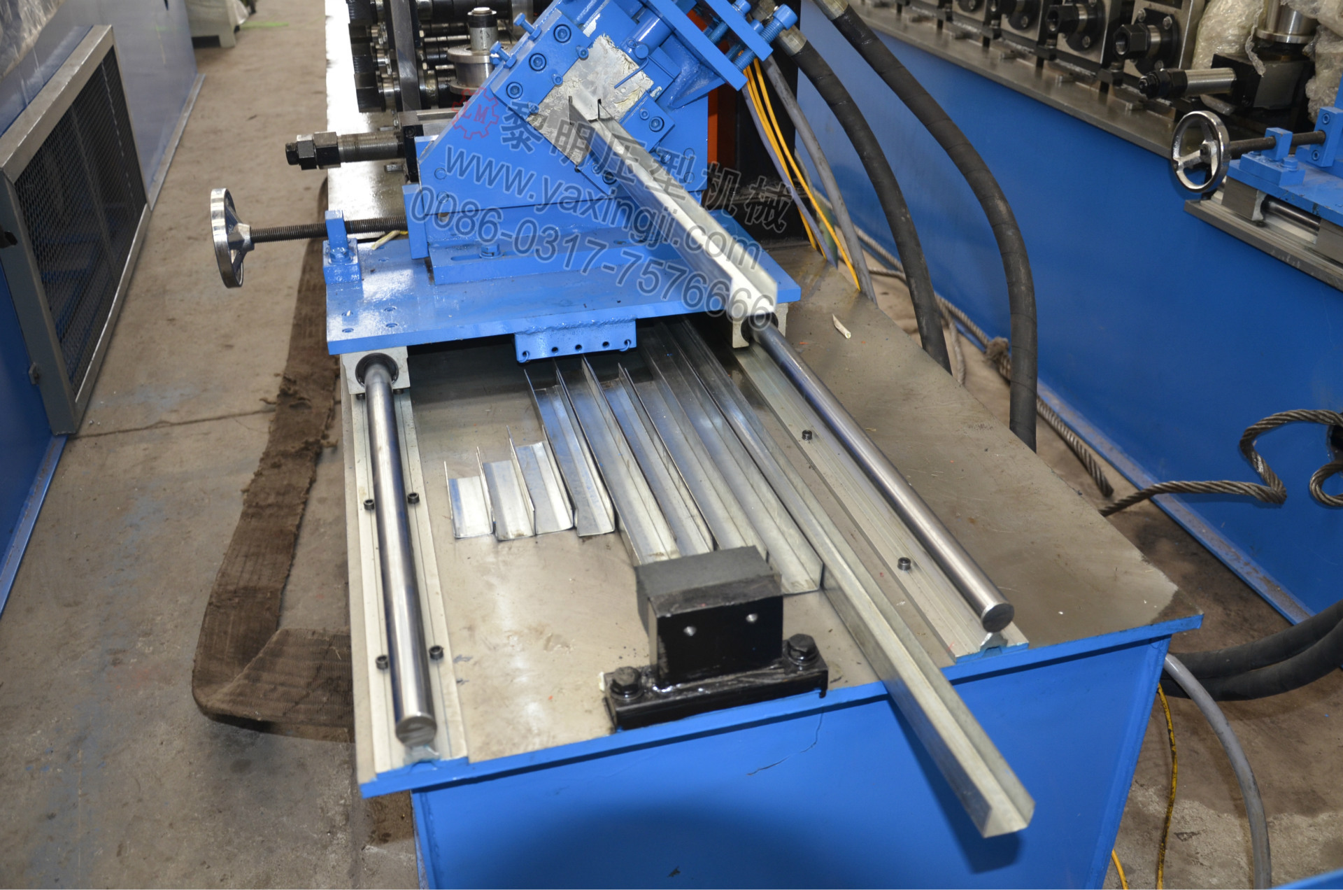 不等边u型龙骨机 吊顶卡式龙骨生产设备 防火轻钢骨架成型机