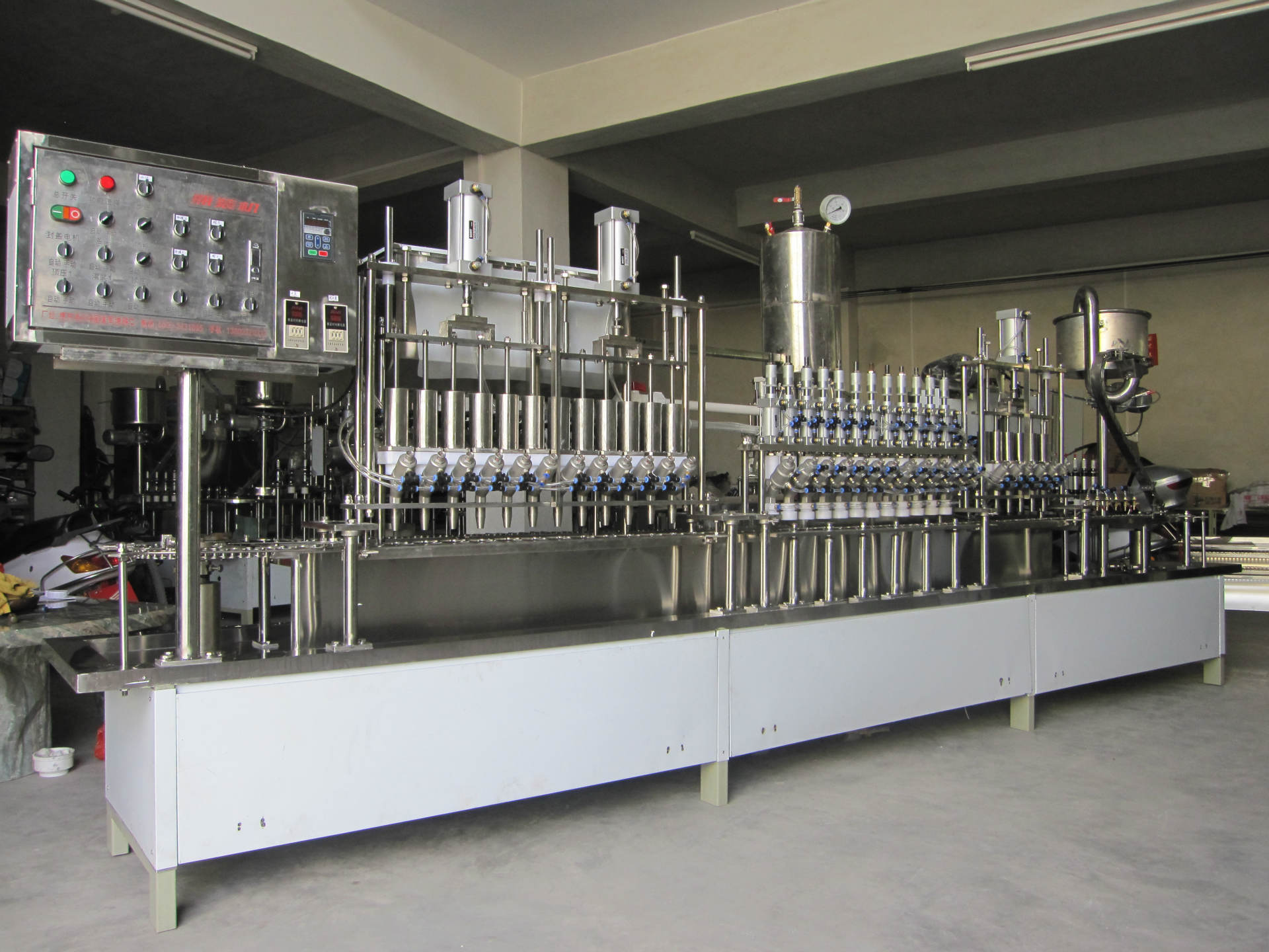 自动灌装理盖一体机 瓶装凉茶灌装机 多功能液体灌装机隆昌机械