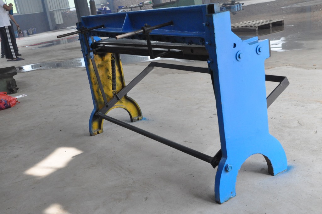 爆款1300小型脚踏剪板机,脚踏裁板机冷成型