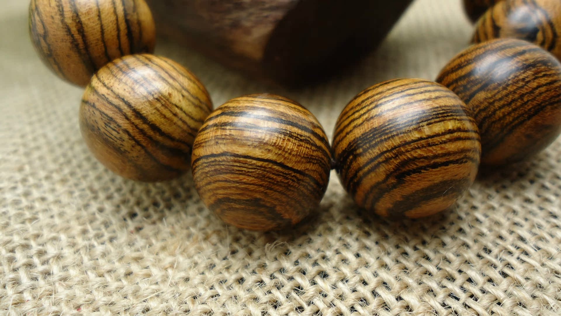 厂家批发价 虎皮檀手串佛珠 珍贵红木手链念珠 高密度 像花奇楠