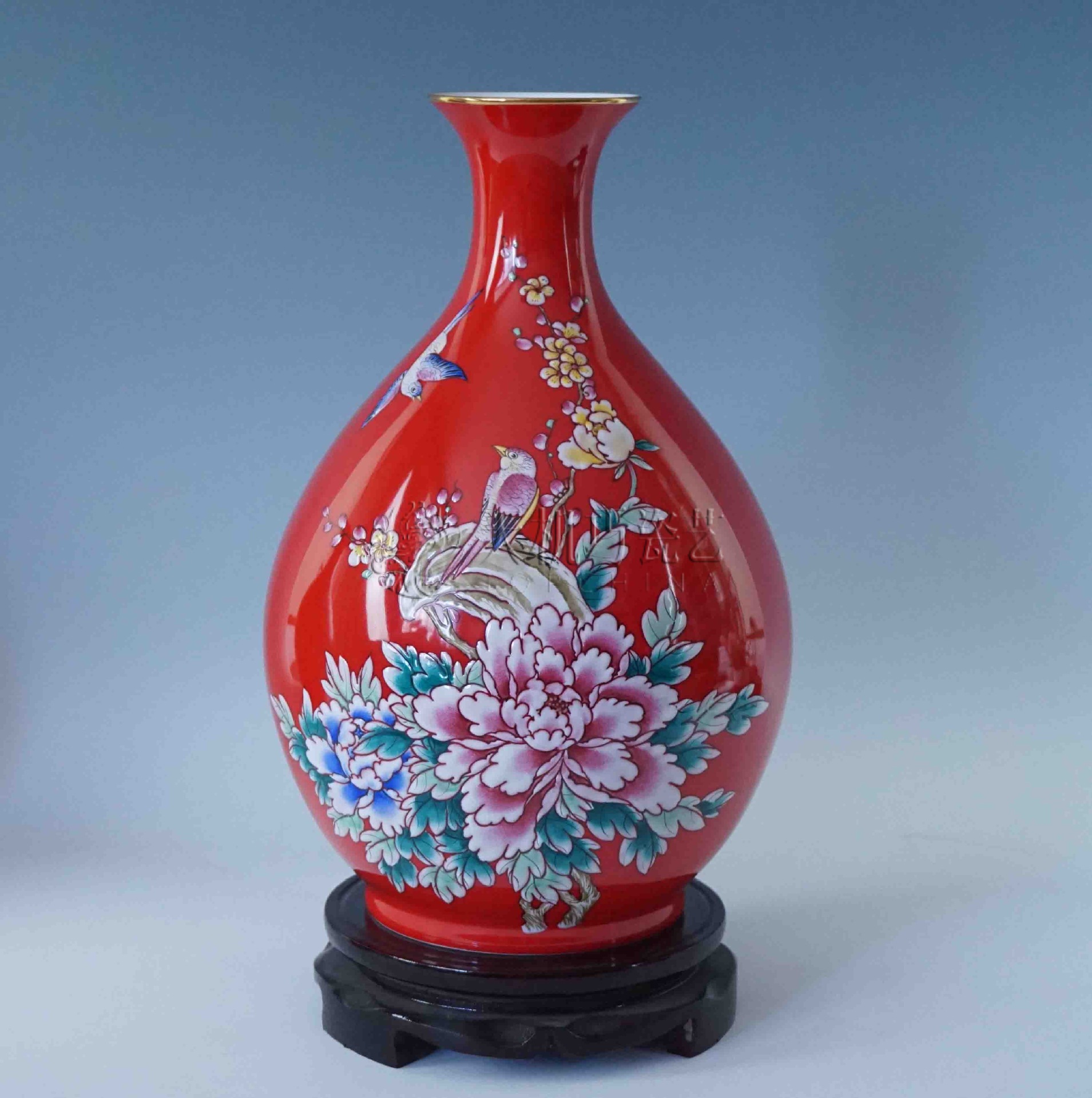 浮雕堆彩中国红瓷花瓶丹凤朝阳巴拿马瓶艺术摆件带底座附收藏证.