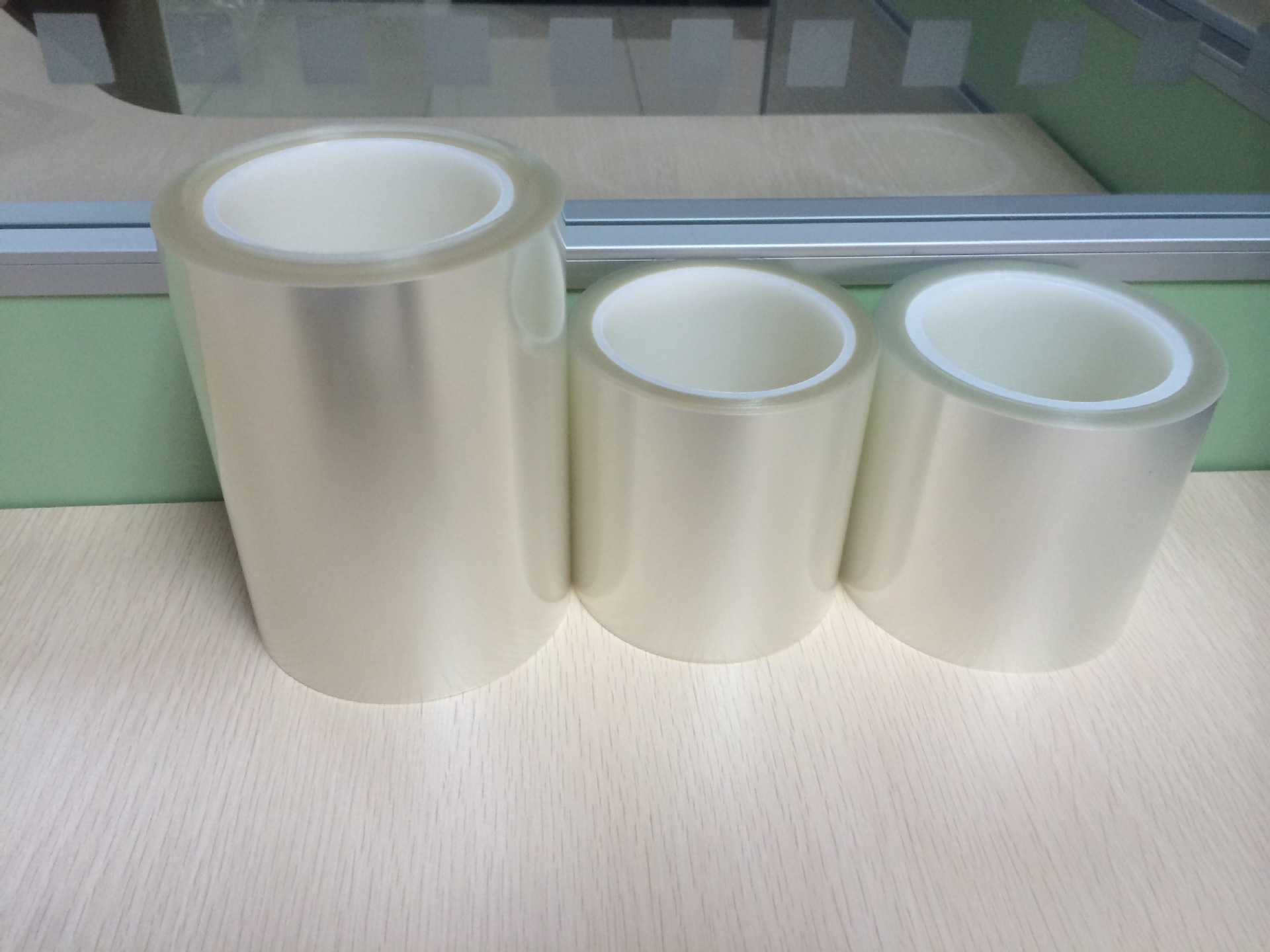 东美新材料有限公司是专业于生产研发,销售服务于一体的pet保护膜厂家