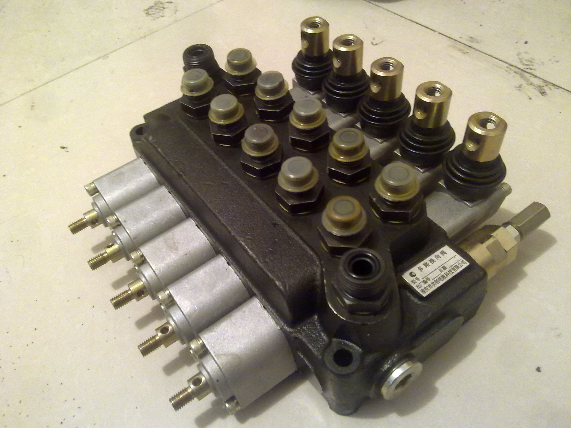 五路仿进口耐高压小吊车、工程、园林垃圾车手动液压多路换向阀 - 阀批发网
