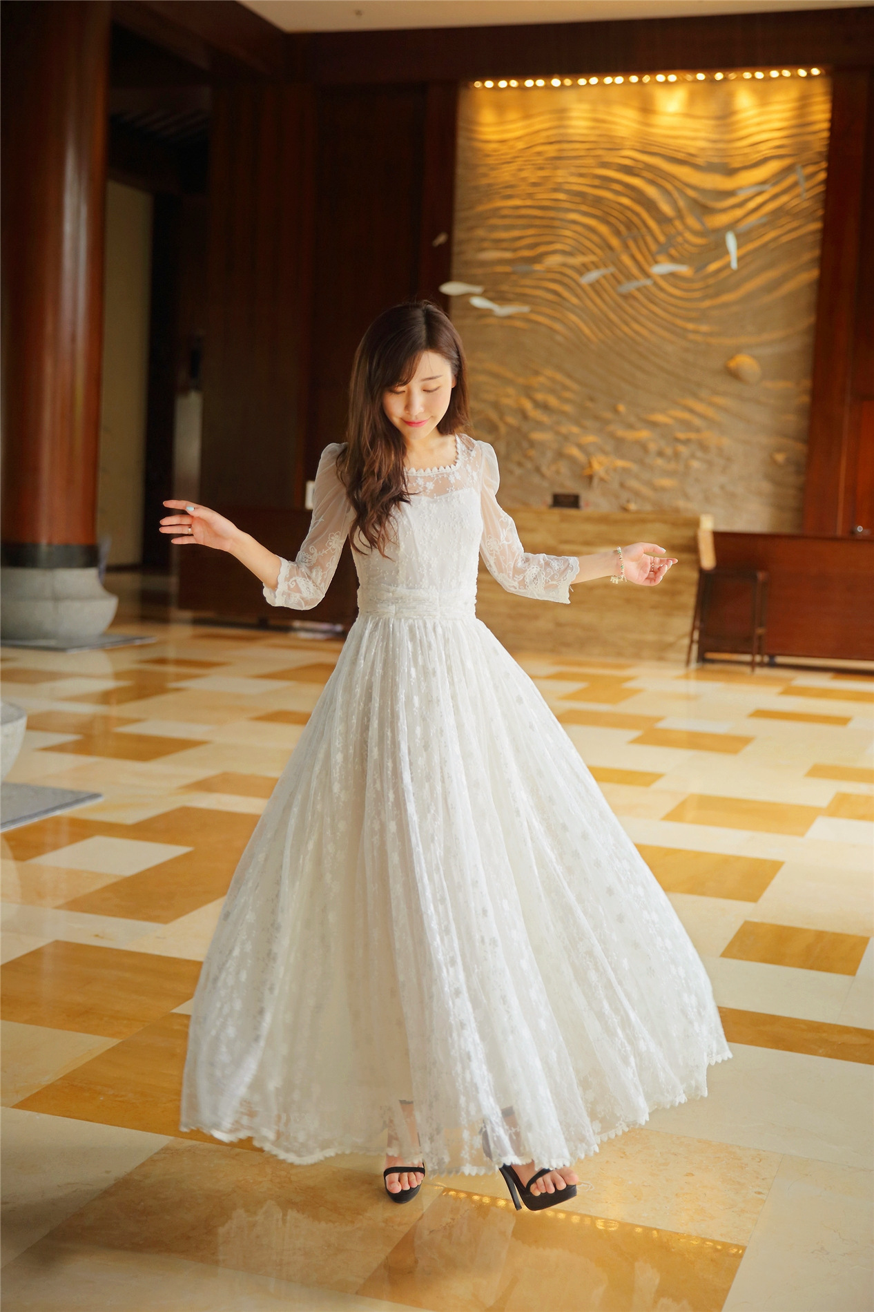 5米下摆镂空蕾丝刺绣连衣裙 复古淑女蕾丝绣花白色大摆长裙