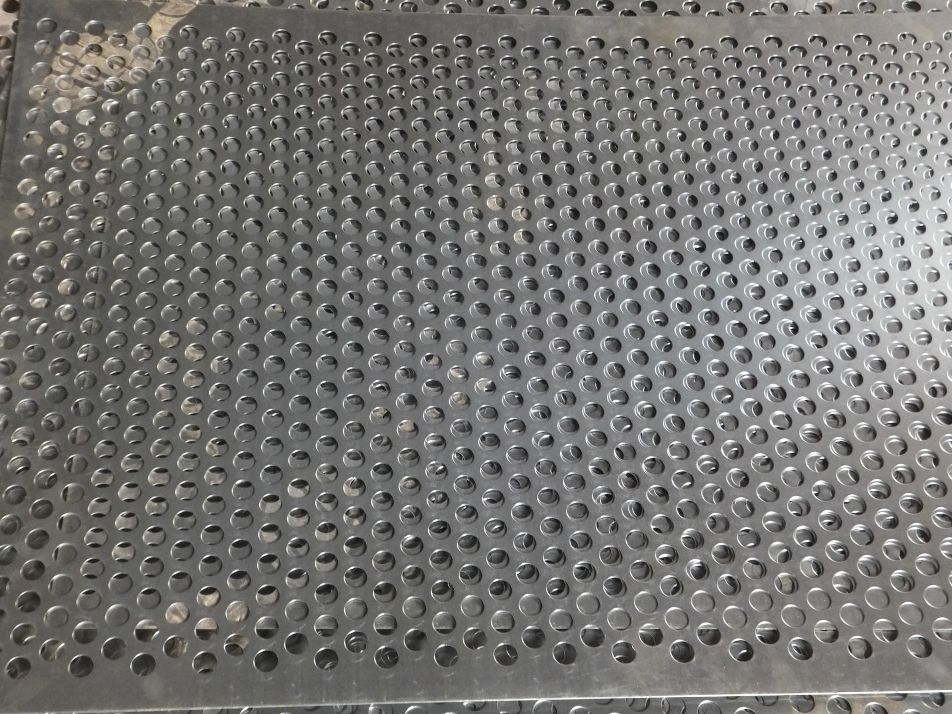 6,冲孔网的表面处理:冲孔,整平和切割等工序都会导致板材表面的不完整