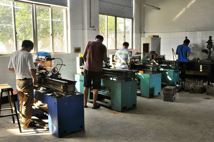     我厂工人在专心工作