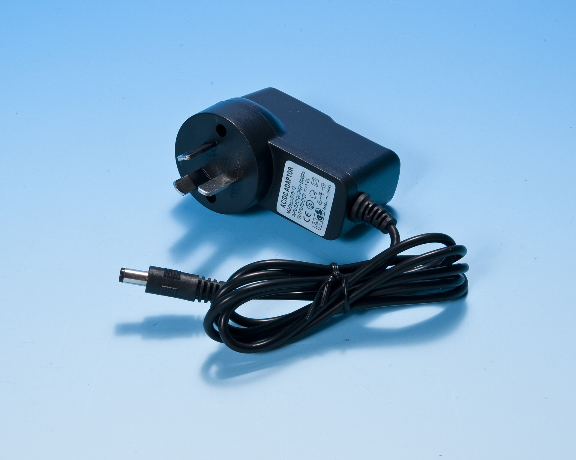 供应 小体积胶壳奥规12v1a电源适配器12w照明灯光专用.