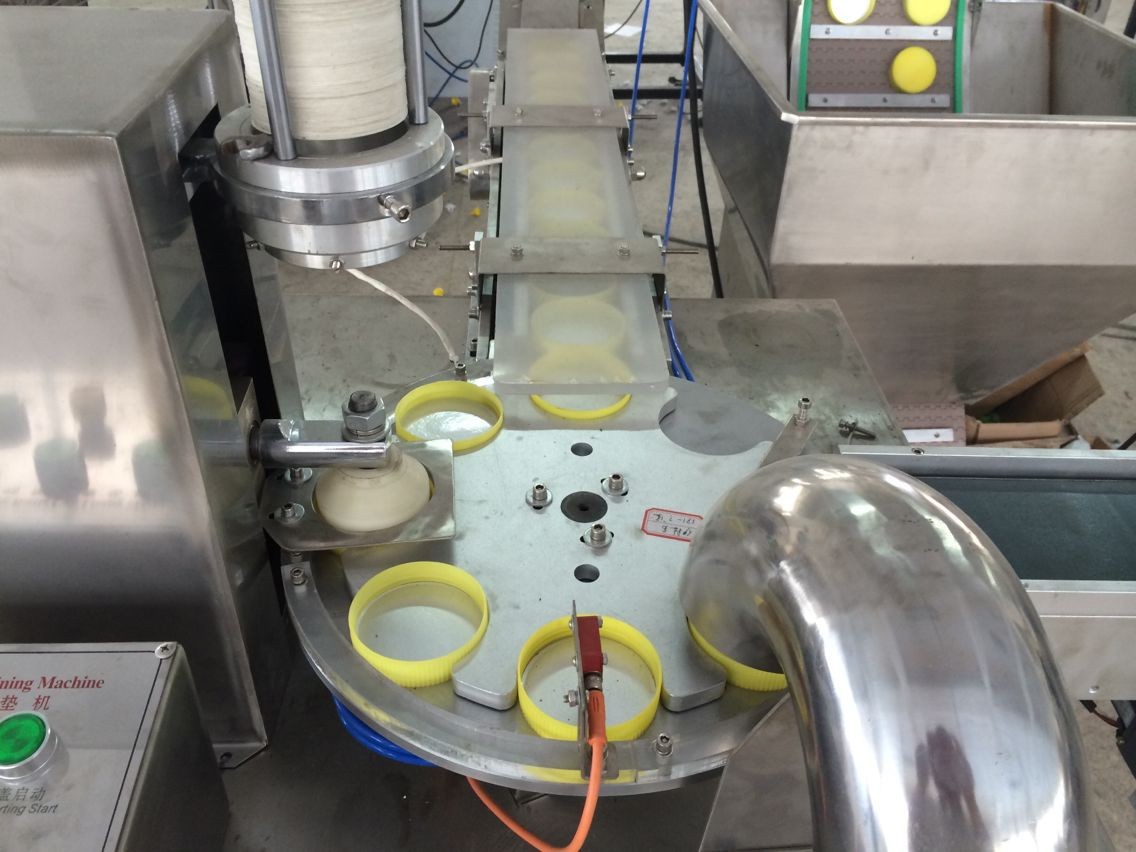 富日全自动瓶盖加铝箔内垫机瑞安瓶盖内塞