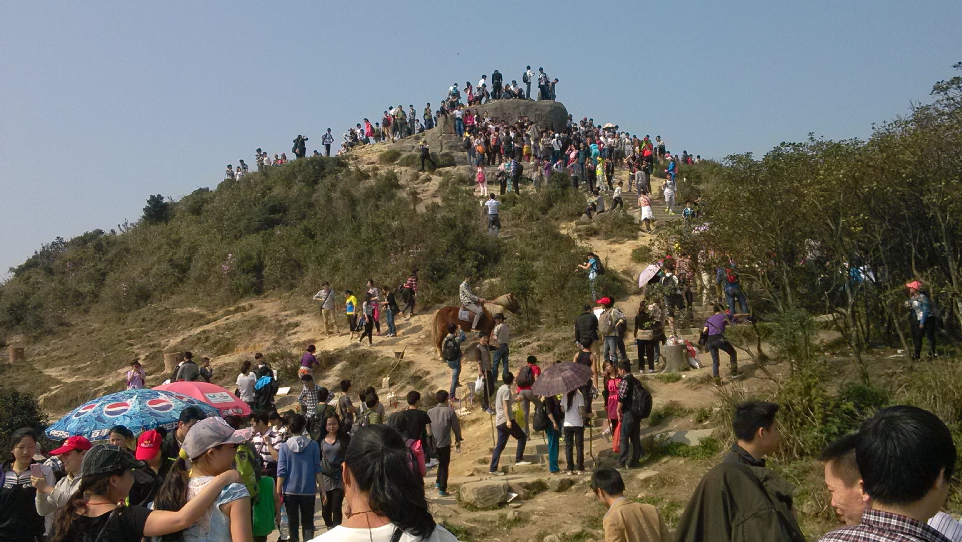 为了证明我到过好汉坡,下山时来张合影.