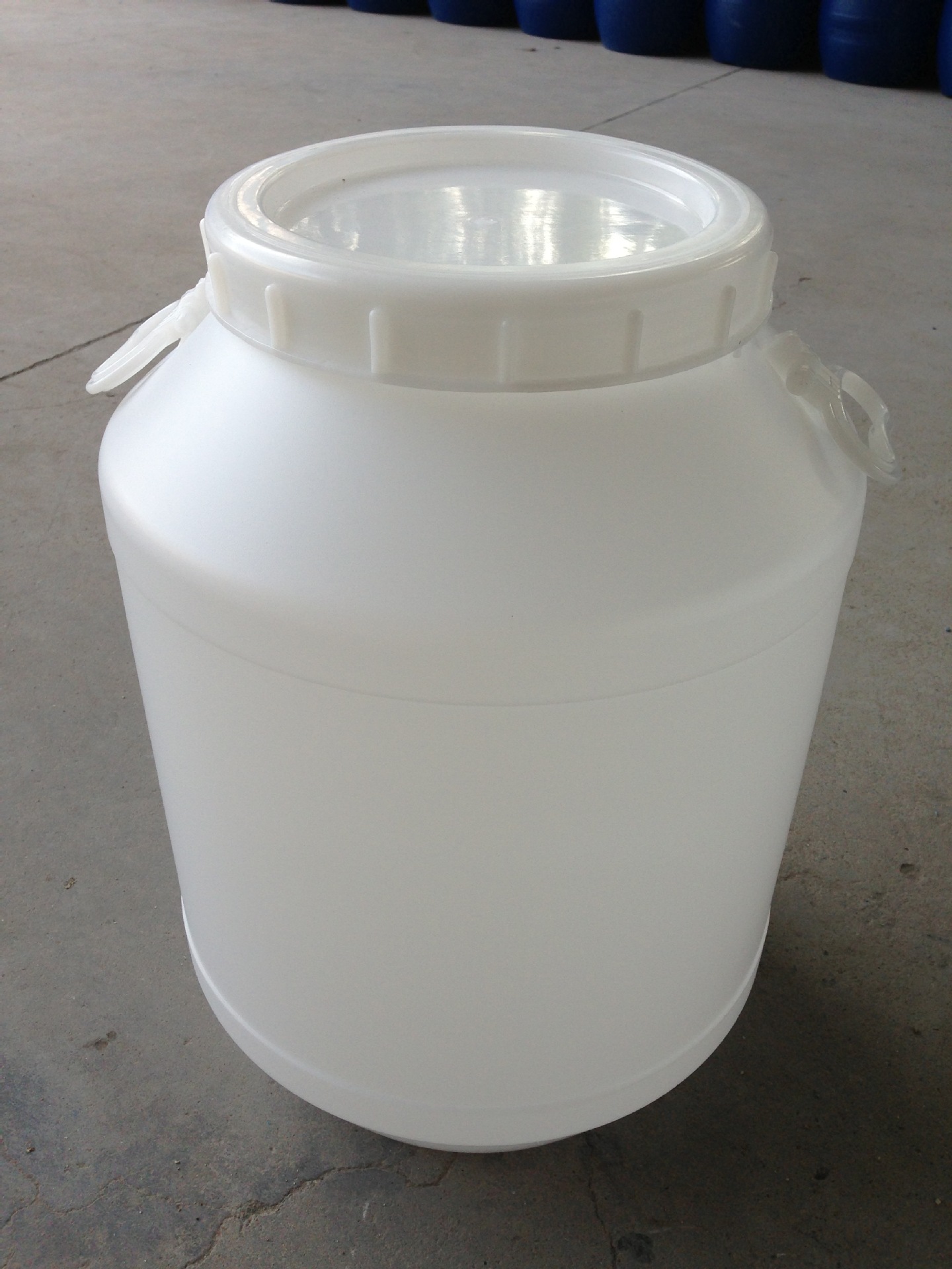 50公斤塑料桶白色圆桶水桶化工桶50l食品级大口螺纹桶厂家直销