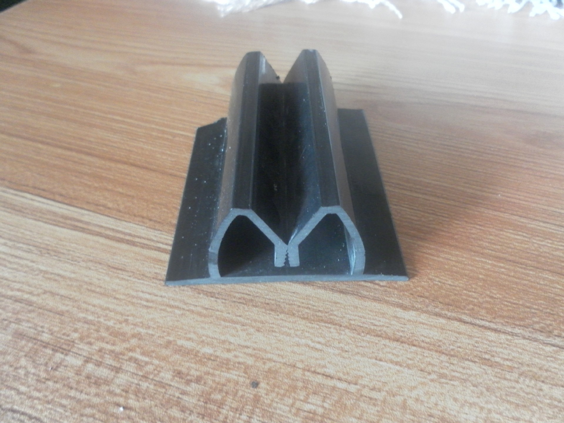 一侧夹布:   中龙骨:安装在两块软包布连接处,两边夹布;   v型龙骨