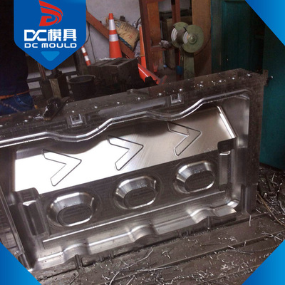 专业供应 大型精密吹塑模具 交通吹塑模具 单孔水马模具 路障模具