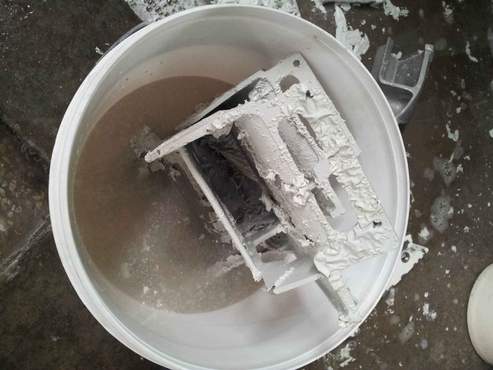 使用方法: 1,浸泡法:将需要脱漆的工件全部浸泡在脱漆剂中10～20分佑