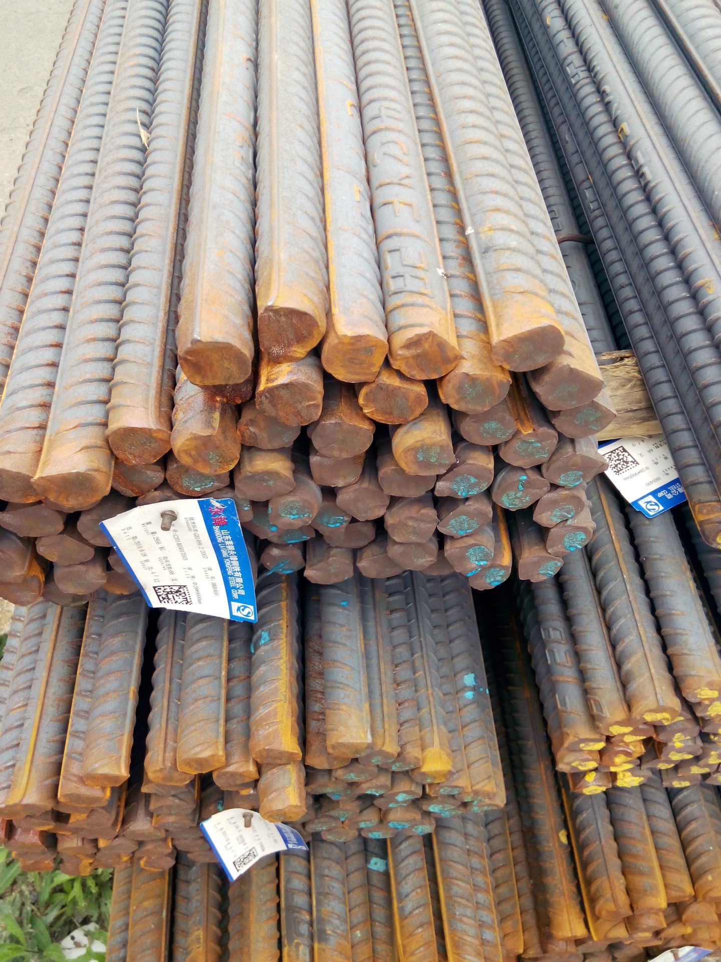 一级钢筋(hpb235/hpb300两种)普通是光面钢筋,二级钢筋(hrb335)是螺纹