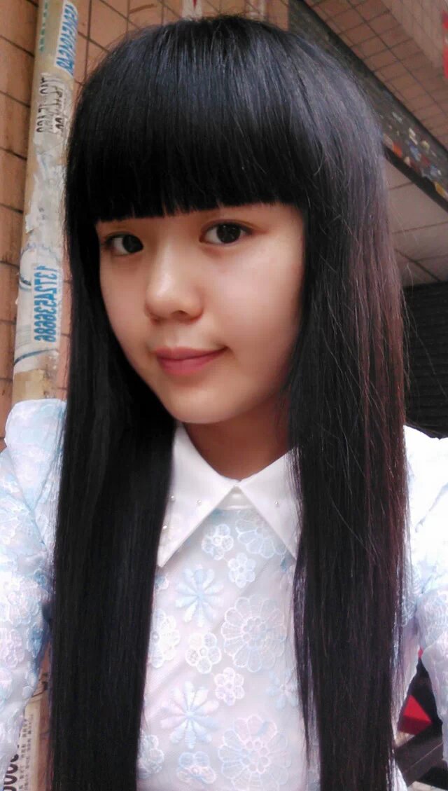 这张呢就是近期的照片,话说长发快齐腰了.还没人娶呢,开个玩笑哈哈!