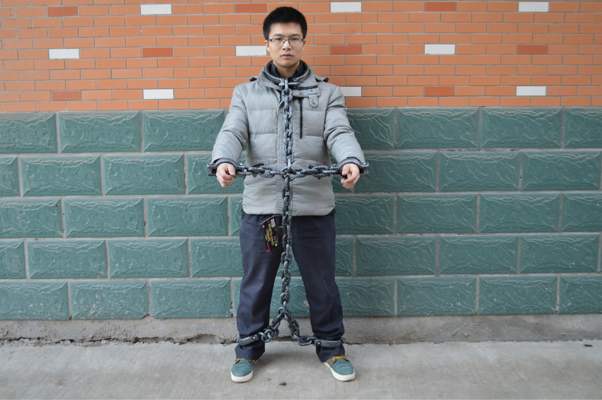 商品名称: 头铐 手铐 脚铐一体 品      牌: 群坤 商品材质: 塑料