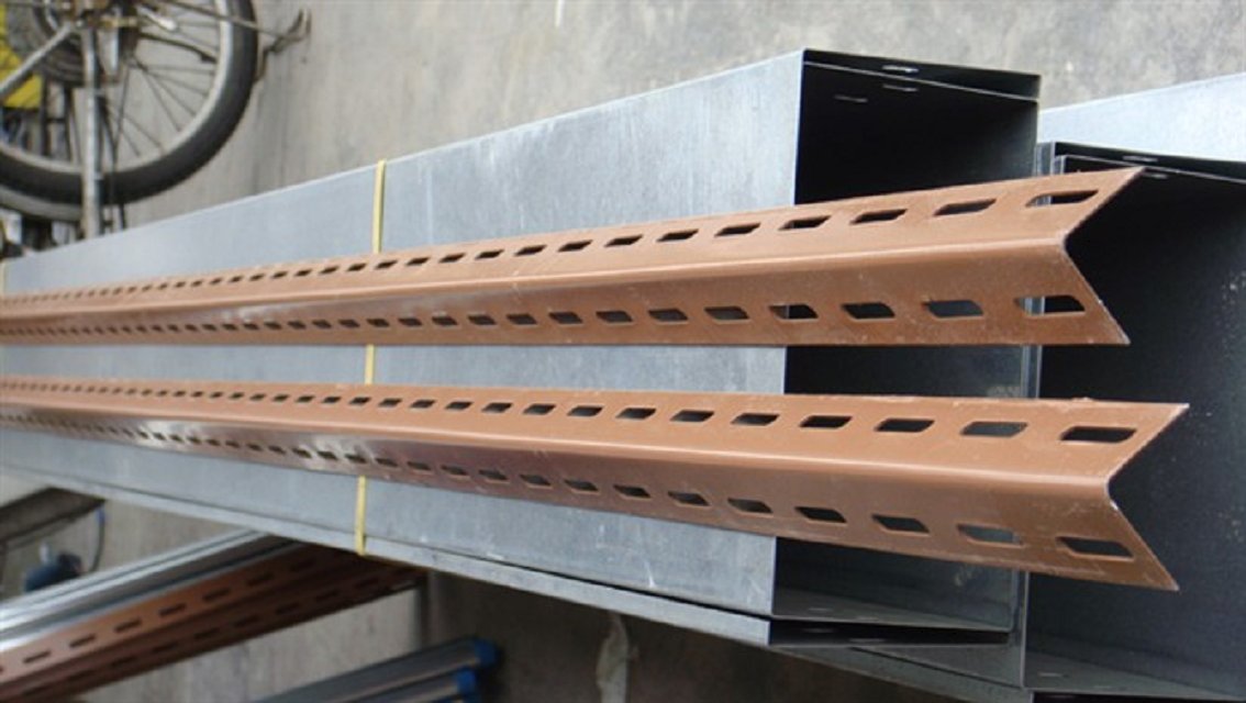 《厂家促销》 亿富腾万能角铁角钢40*40*2.0白色货架角铁冲孔角铁