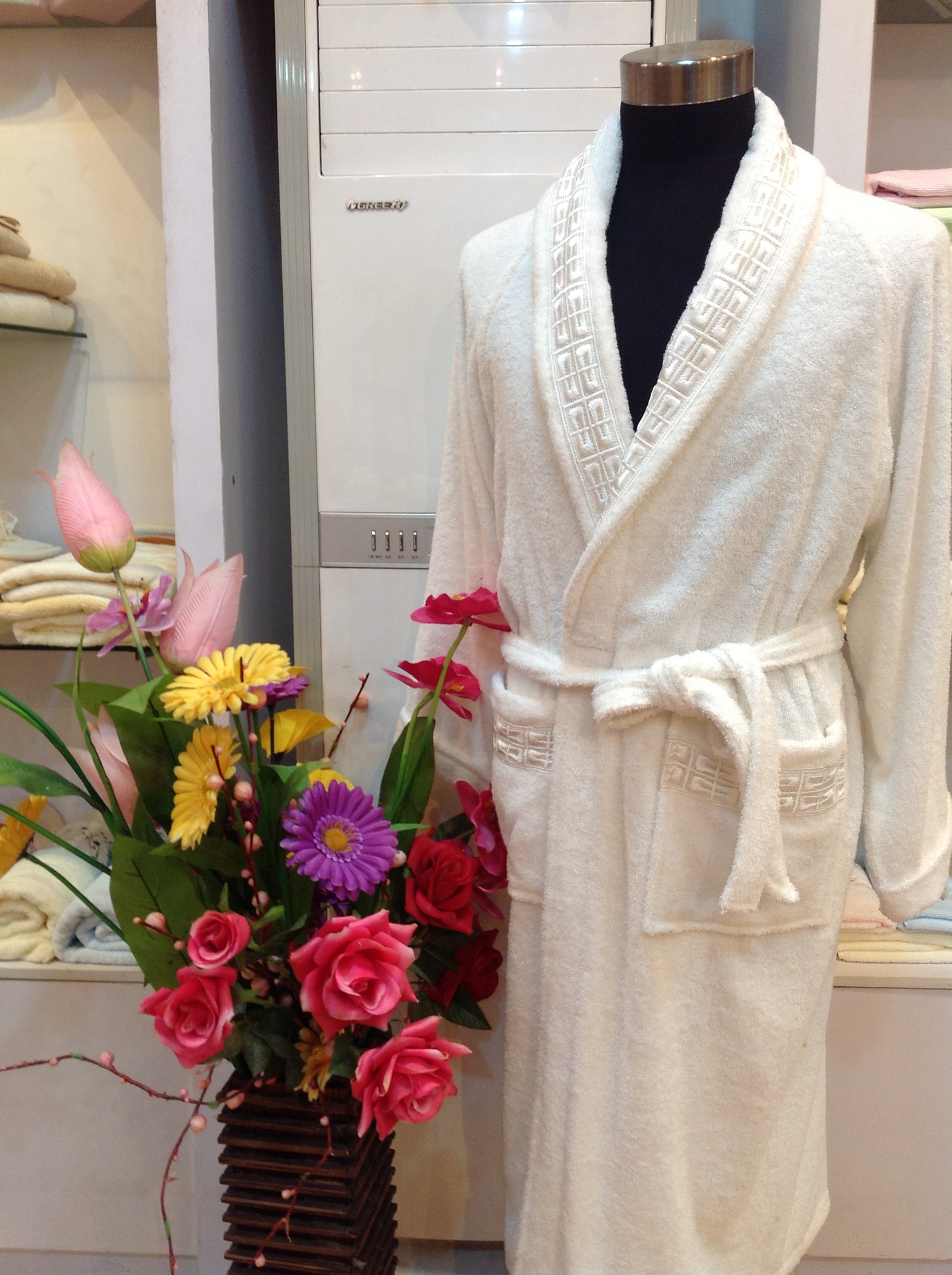 广东厂家定做酒店纯棉浴袍 定做纯色绣花浴