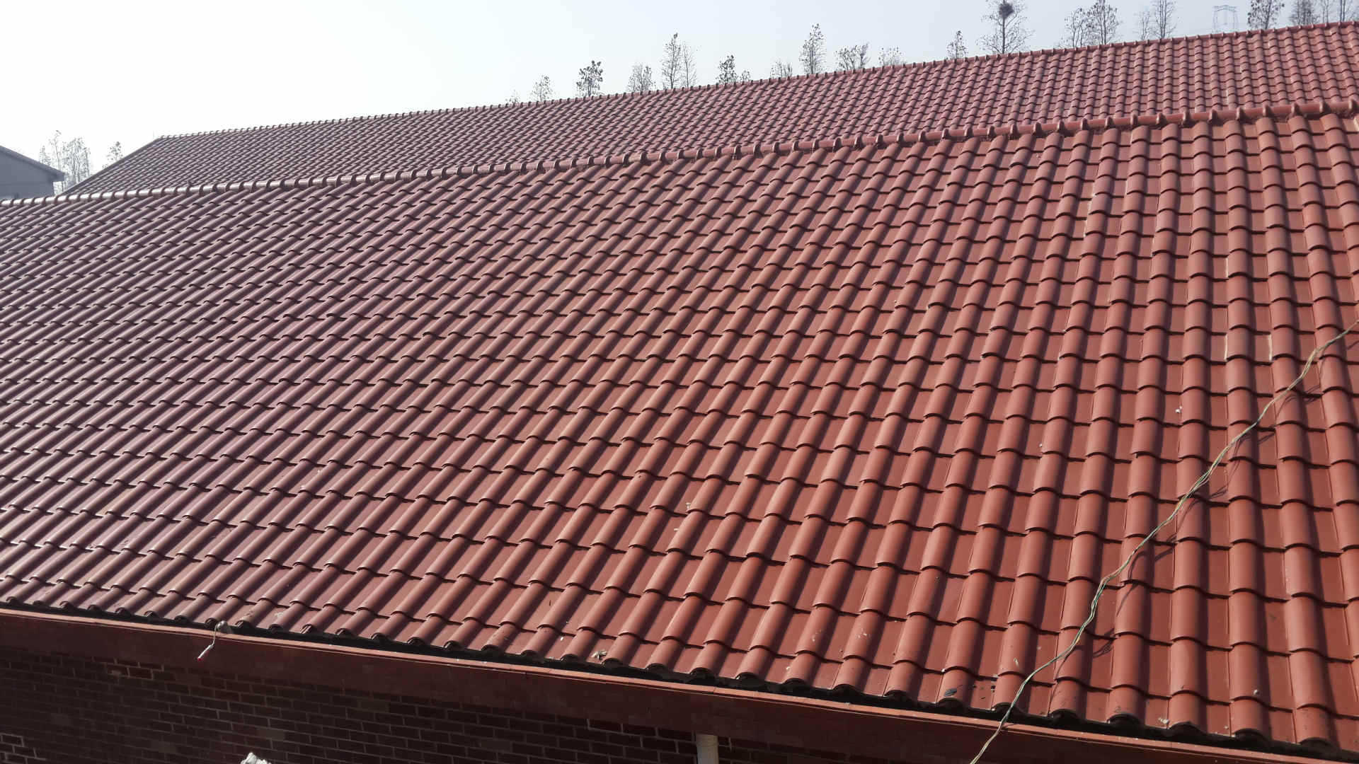 各种性能和琉璃瓦接近.