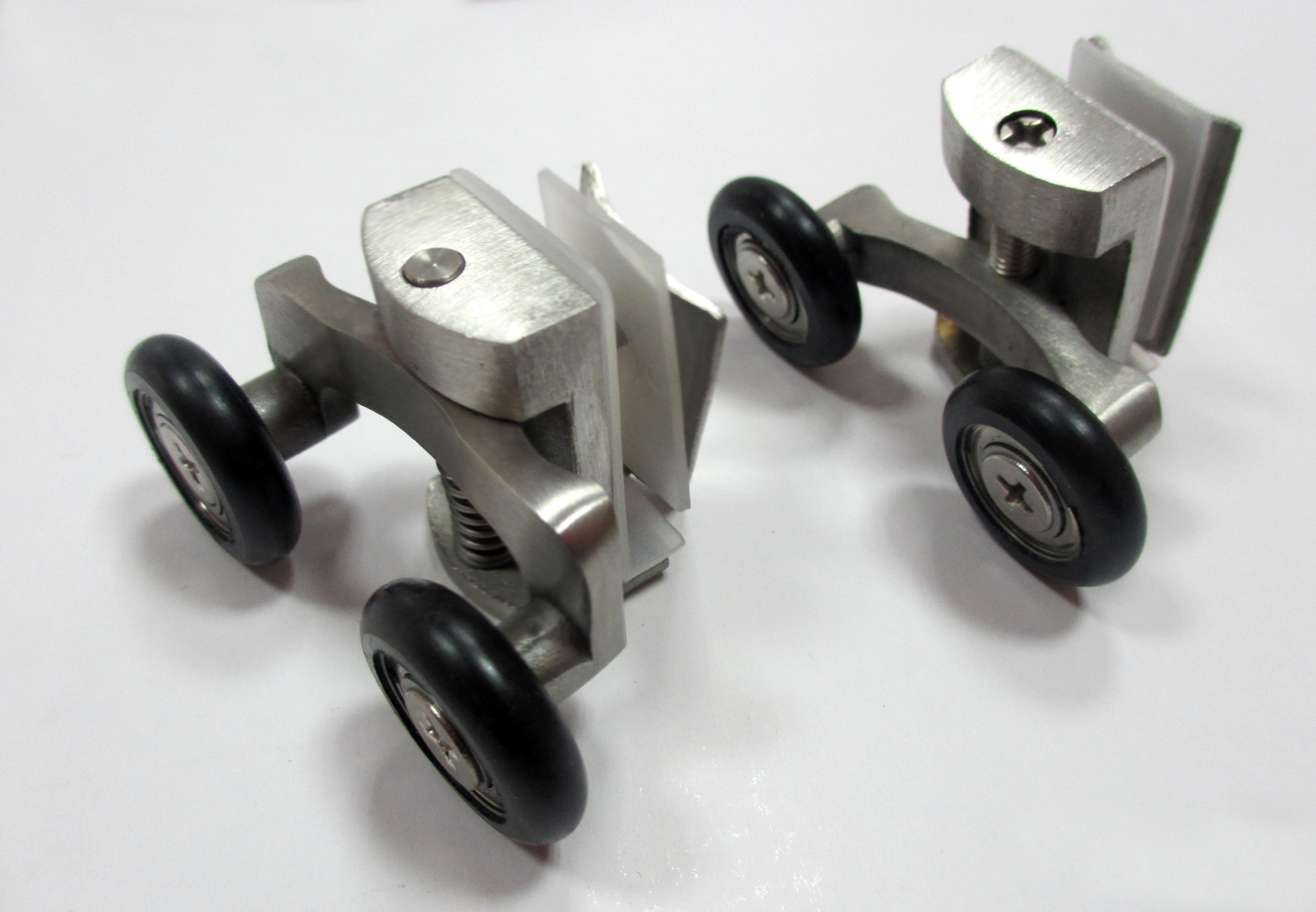 卫生间的淋浴房移门选上滑轮好还是上下都有滑轮好?