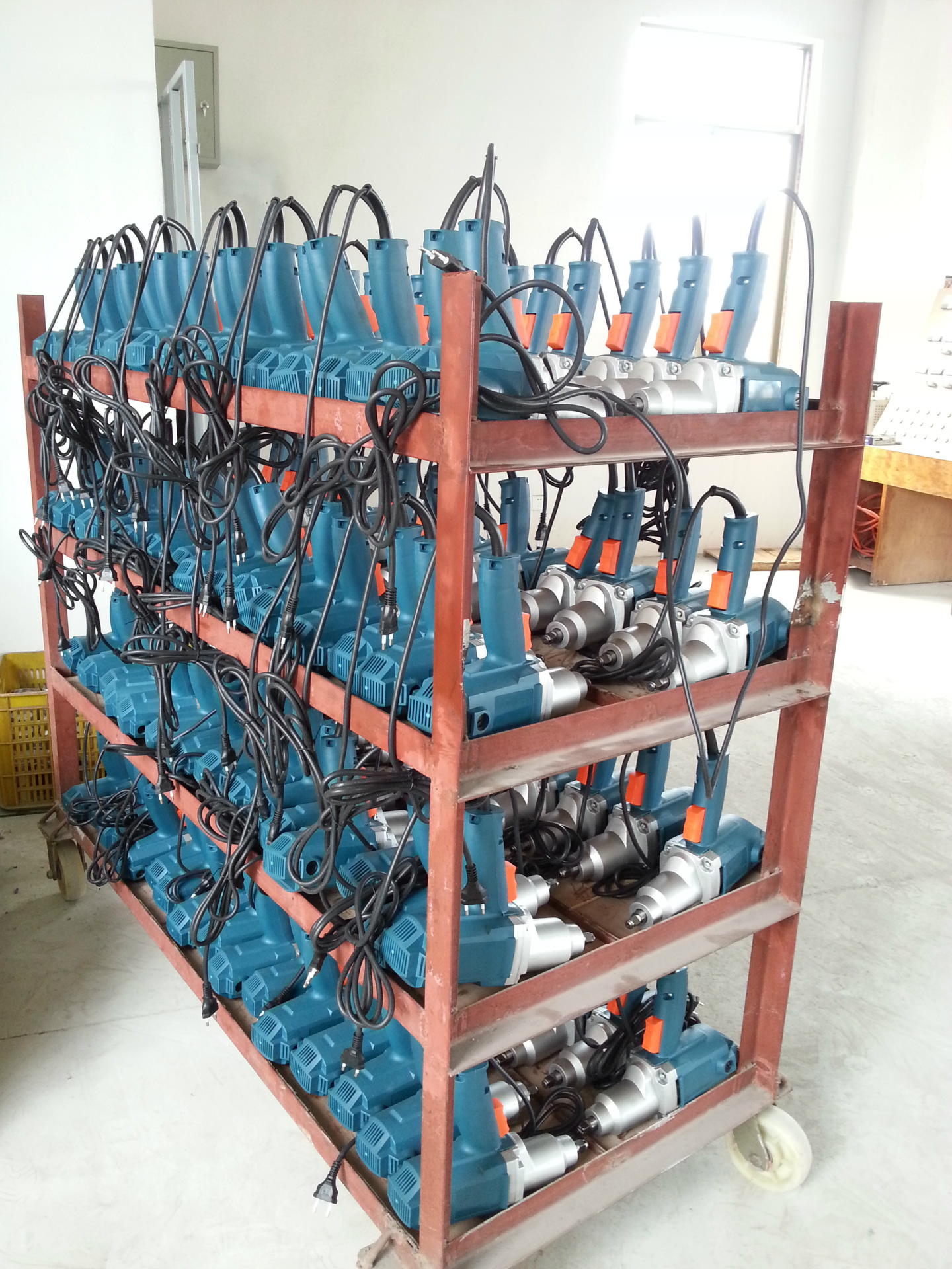 电动扳手是实现螺栓,螺母装卸机械化的高效工具,使用寿命长,维修保养