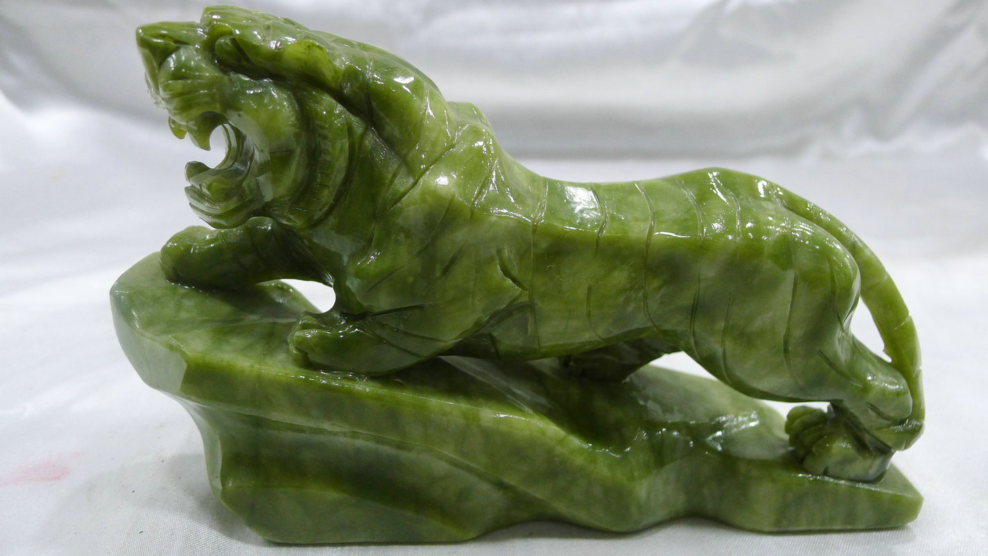 厂家直供 jhyq134南玉精雕虎虎生威动物玉器礼品 玉石工艺品摆件