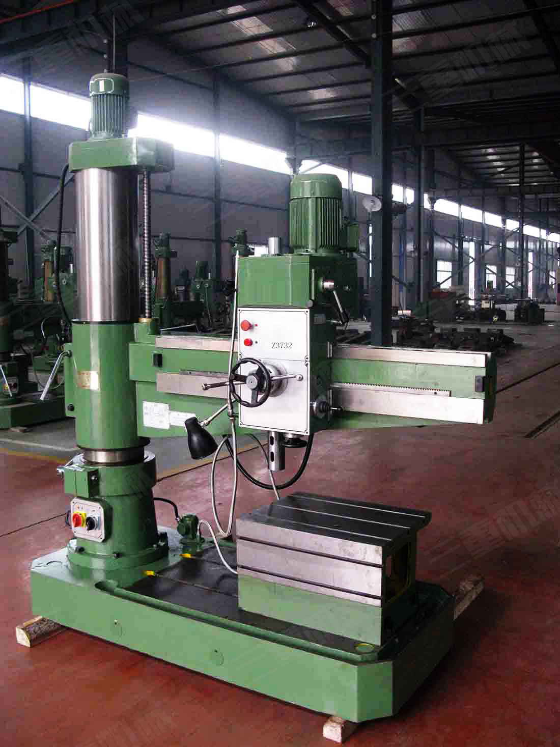 z3732万向摇臂钻床z3732万向摇臂钻床