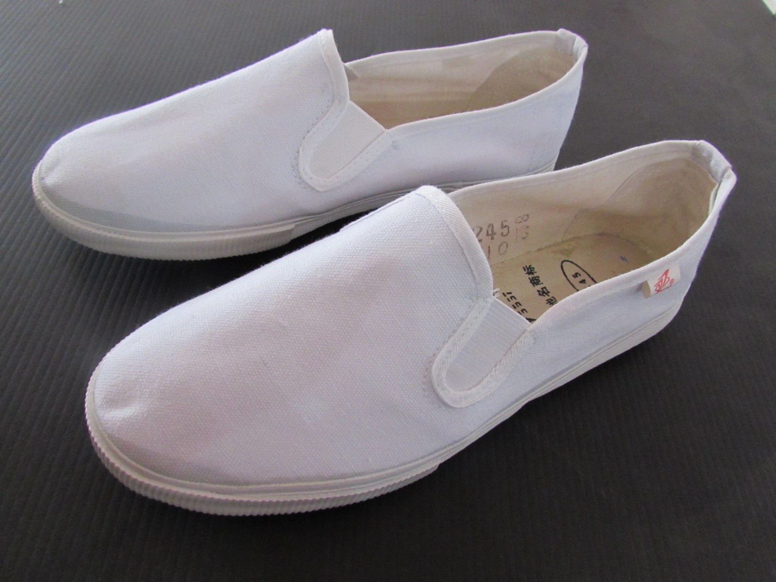 首选特点:质量很好,鞋底穿着起来很舒适,非市面上那些白布鞋可相比