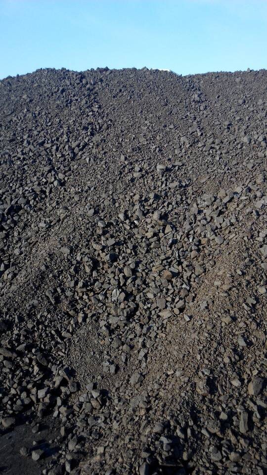 矿,37%南非半碳酸锰块矿,锰44%,铁13%巴西中铁锰块矿,以及少量加蓬矿