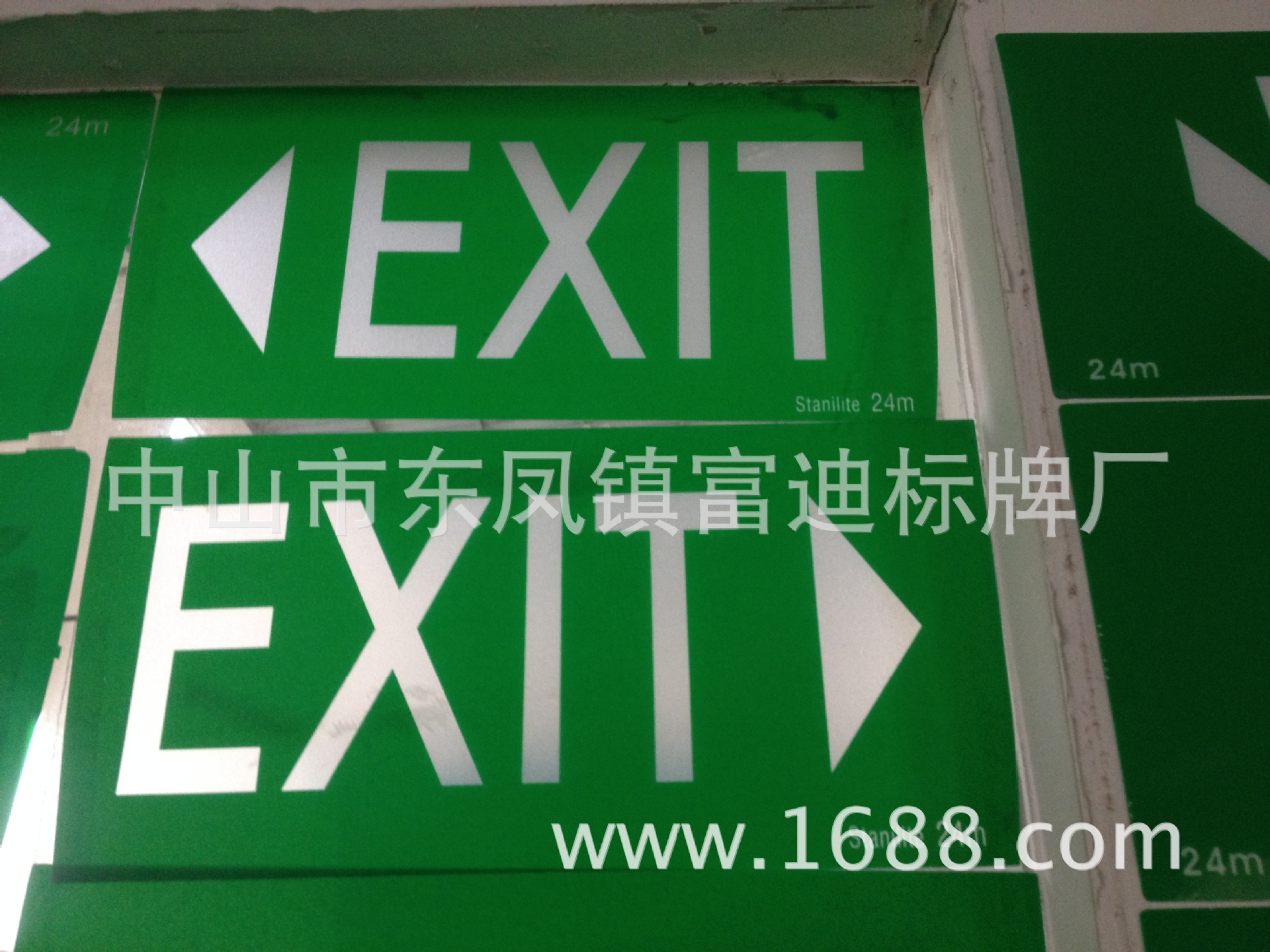绿色消防通道厂家供应亚克力安全出口标示牌安全通道指示牌定做