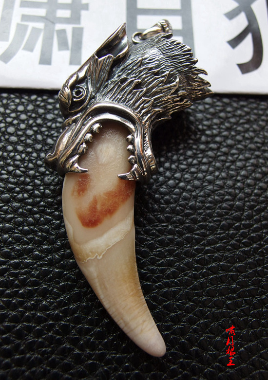 【【真狼牙 狼髀石】】【工艺品】———《啸月狼王》