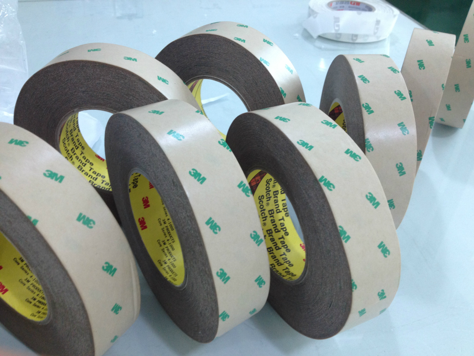 支付方式3m9786它是将丙烯酸压敏胶两面涂在无纺布基材上面的双面胶带