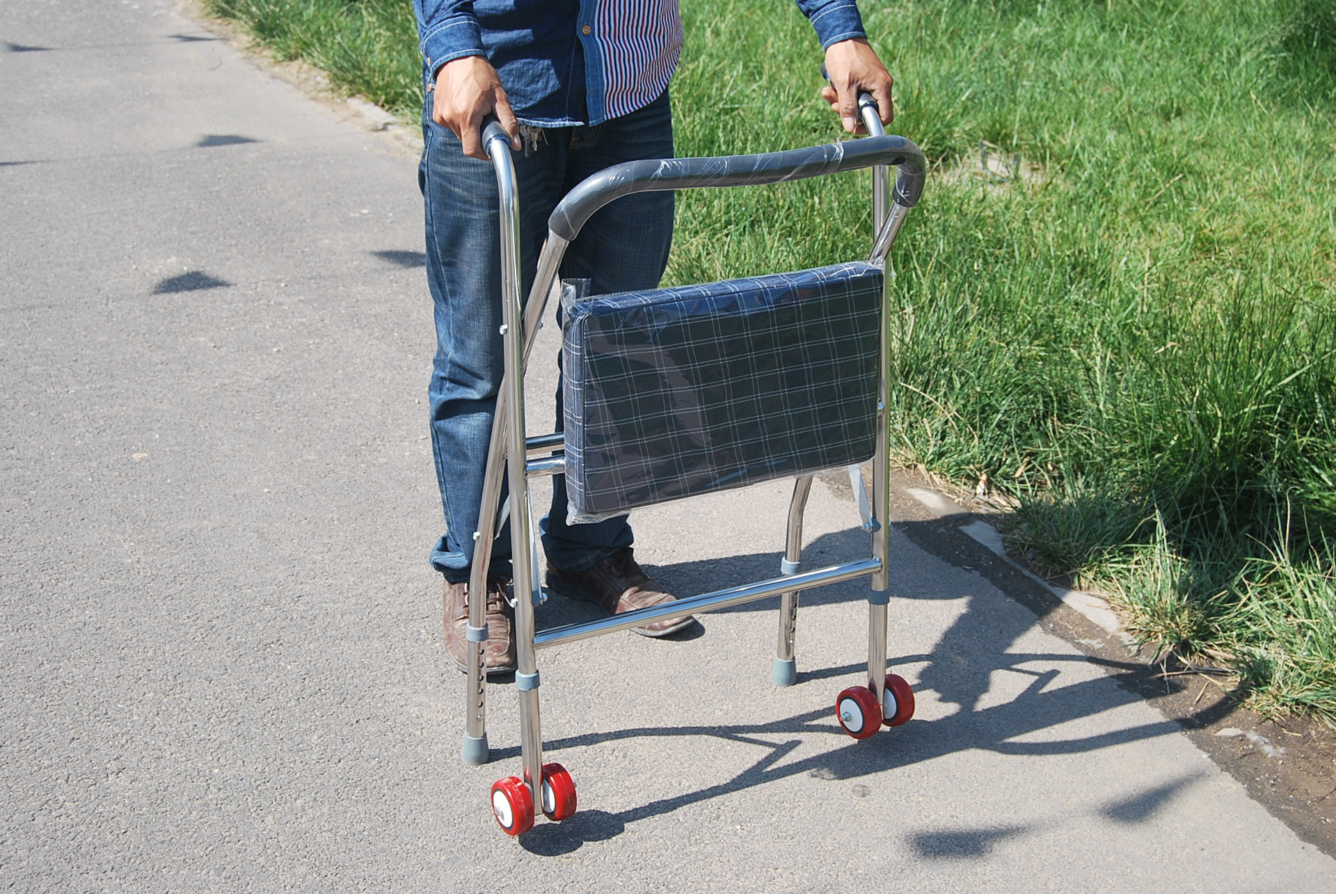 不锈钢轮座助行器 老年人折叠带轮带做助布器 学步车双轮可折叠