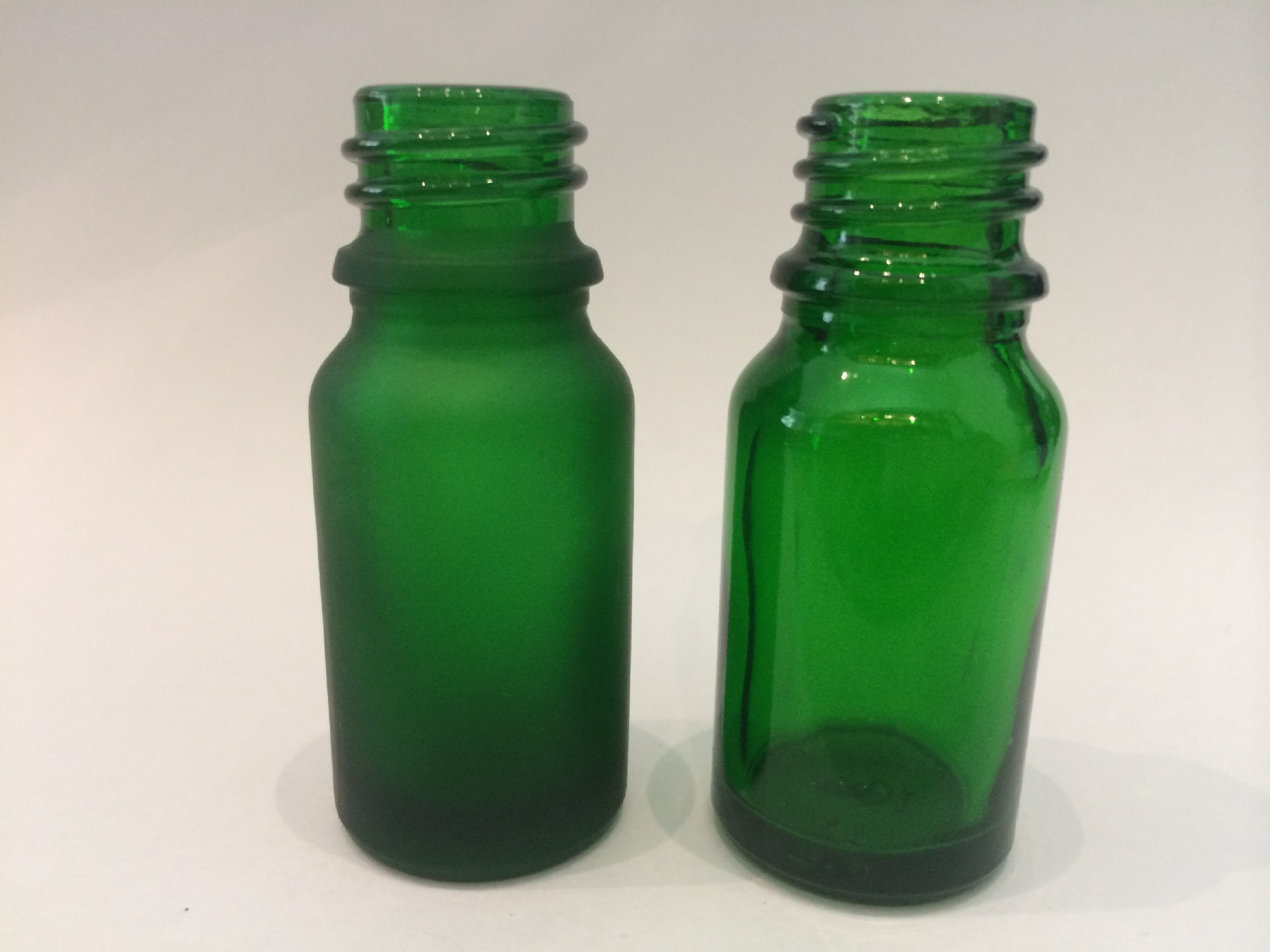 国企供应10ml绿色精油 玻璃瓶 精油瓶 包装yb标记药品级包装瓶