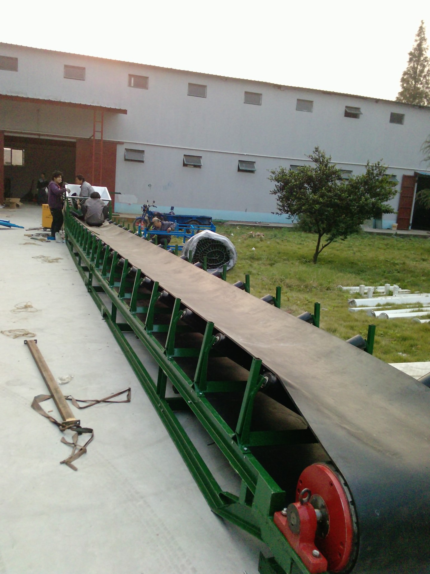 厂家直销优质 槽型皮带输送机 皮带机 价比高 值得你的选择