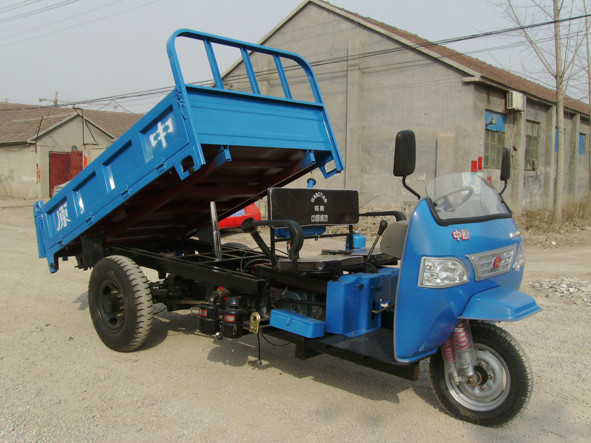 五征小银狐,半封闭式,大载重量,舒适轻便灵活,农用自卸三轮车