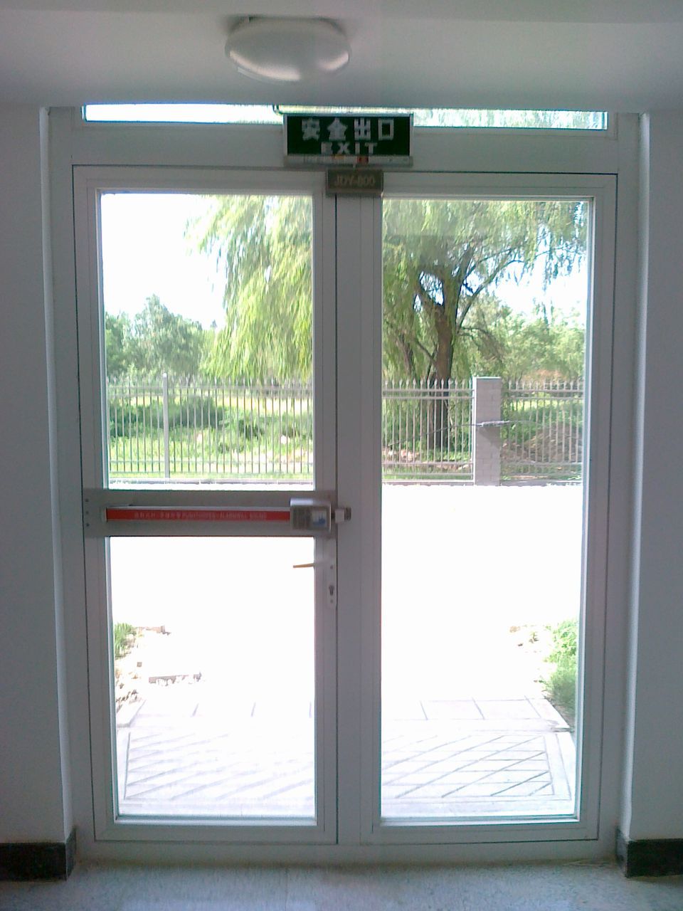 单门门禁机(装在门外面) 读头(装在门里面) 12v电源(给锁和门禁