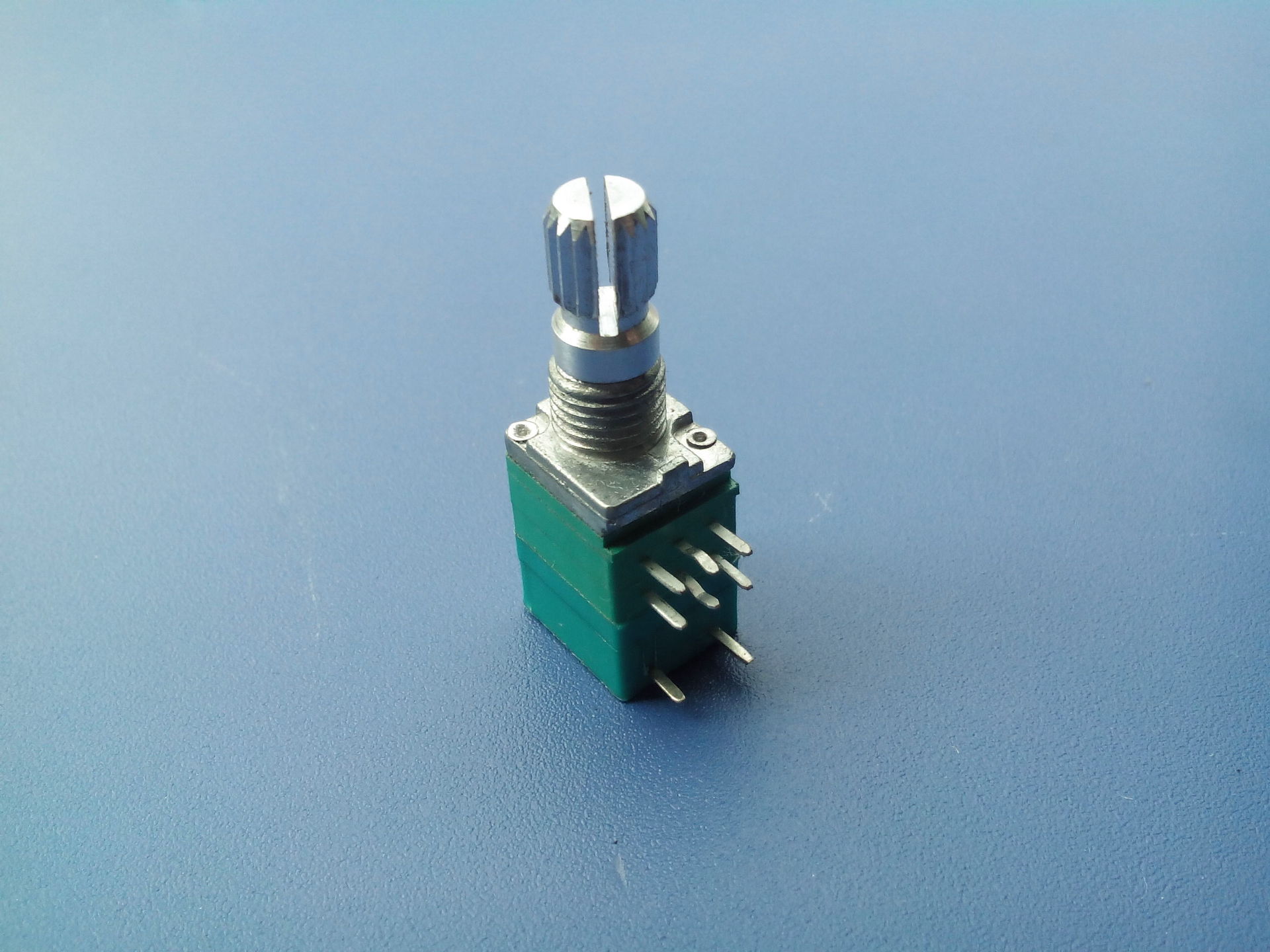 厂家供应097gsb50k双联带开关电位器 汽车功放音响配件车轴电位器