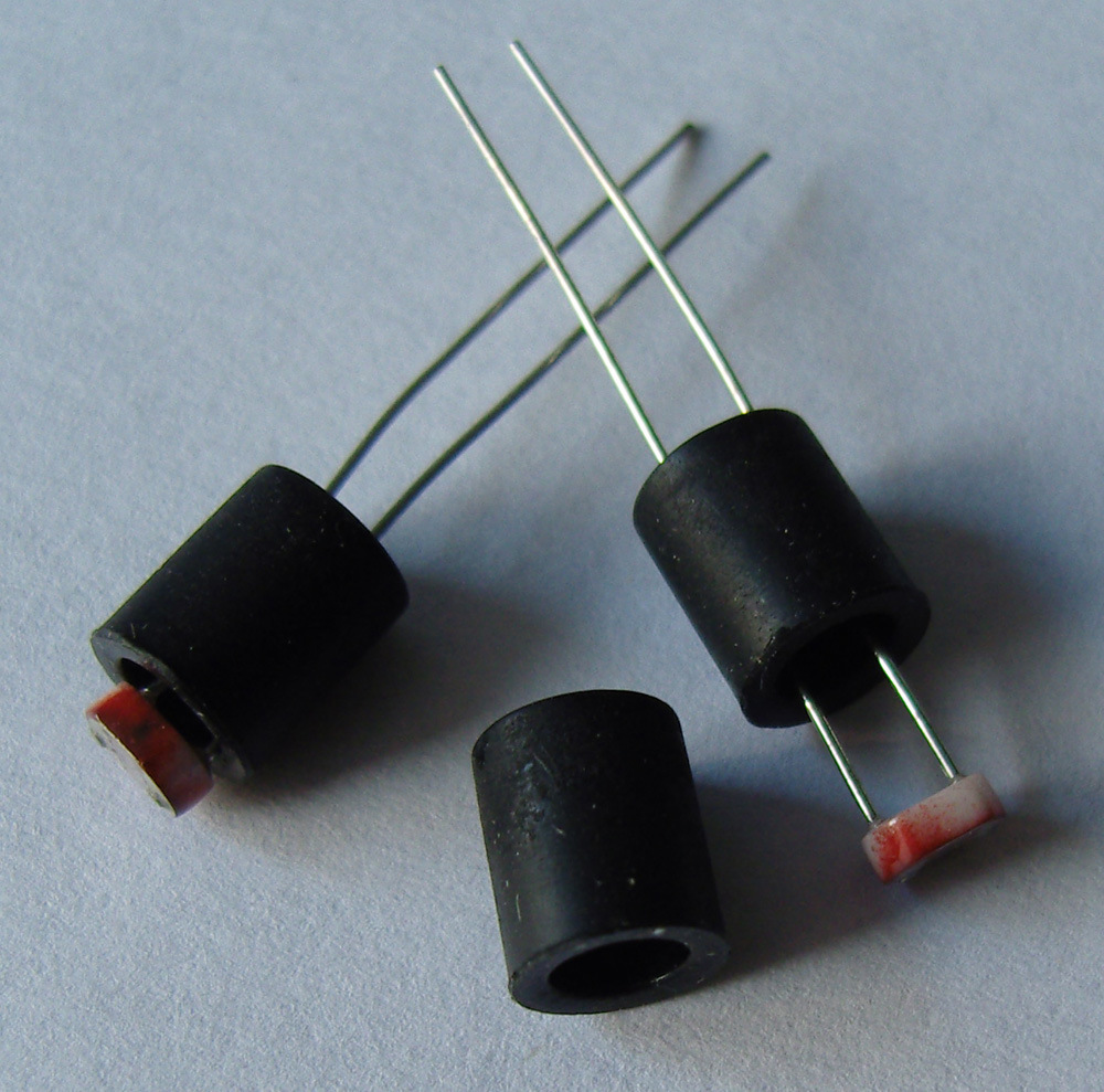 光敏电阻器在一定的外加电压下,当有光照射时,流过的电流称为光电流