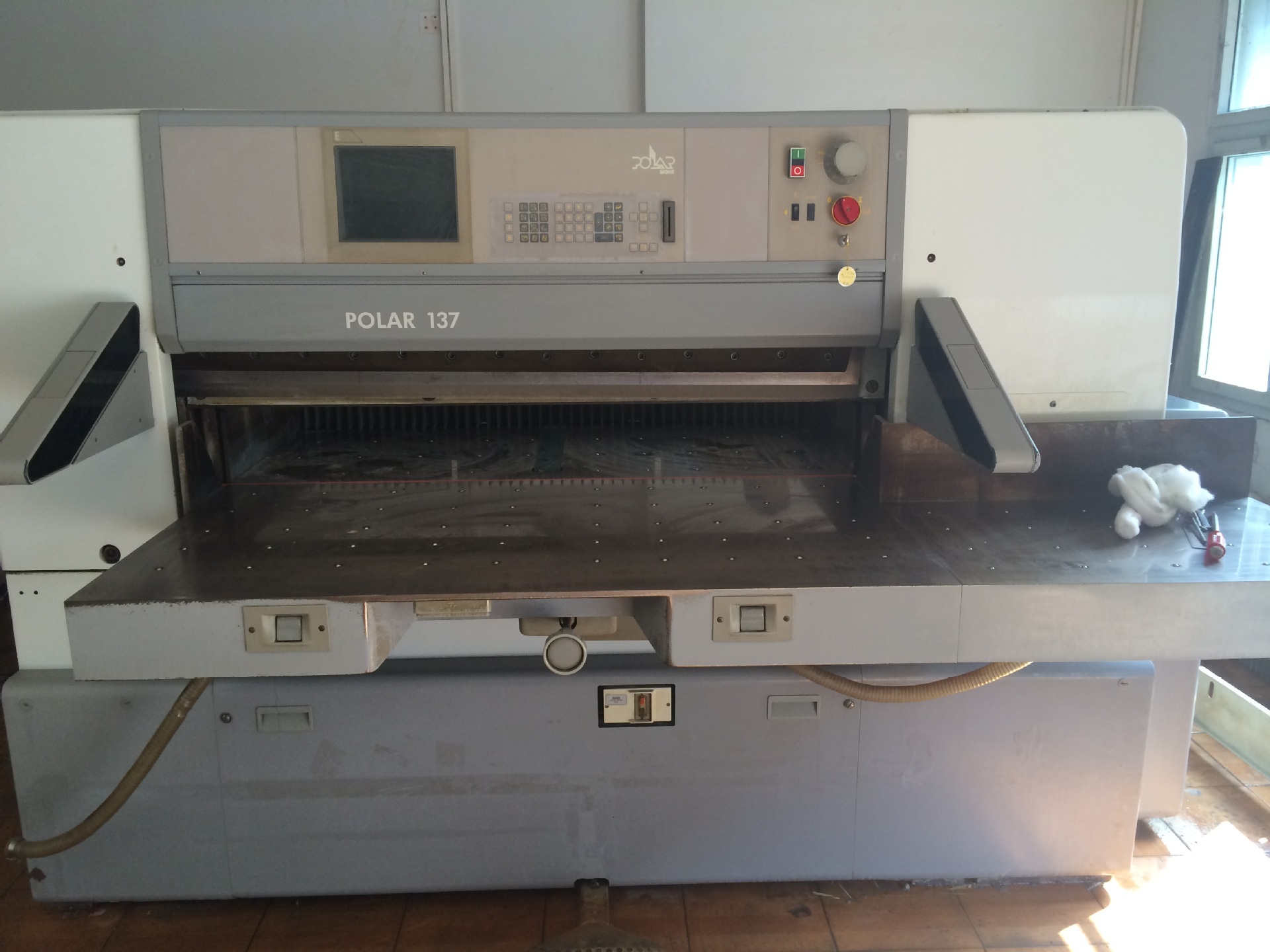 供应1370,1150,920波拉程控切纸机,1370申威达切纸机