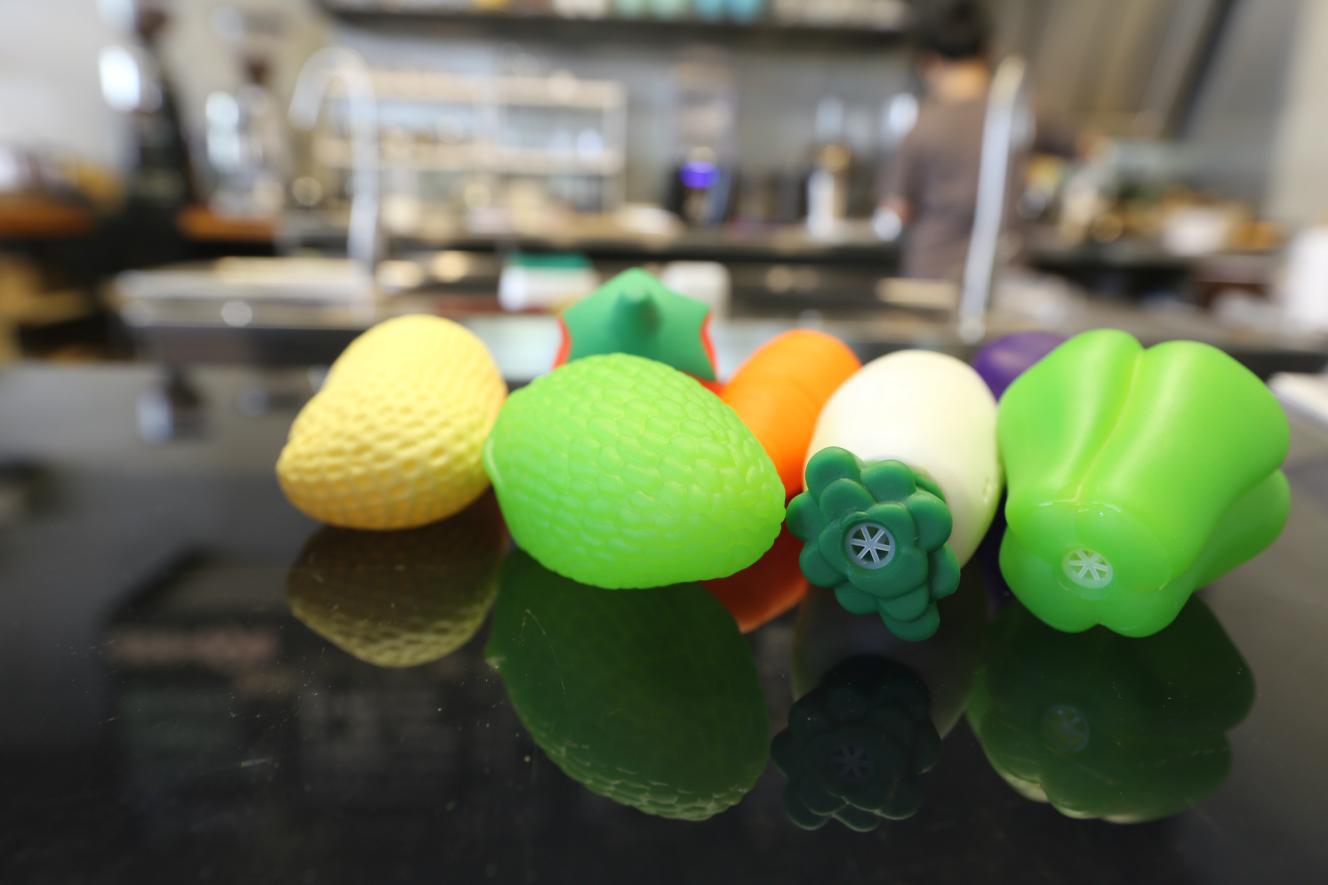 产品品名:蔬菜模型发声糖胶玩具    特色:发声气孔 材质较柔软