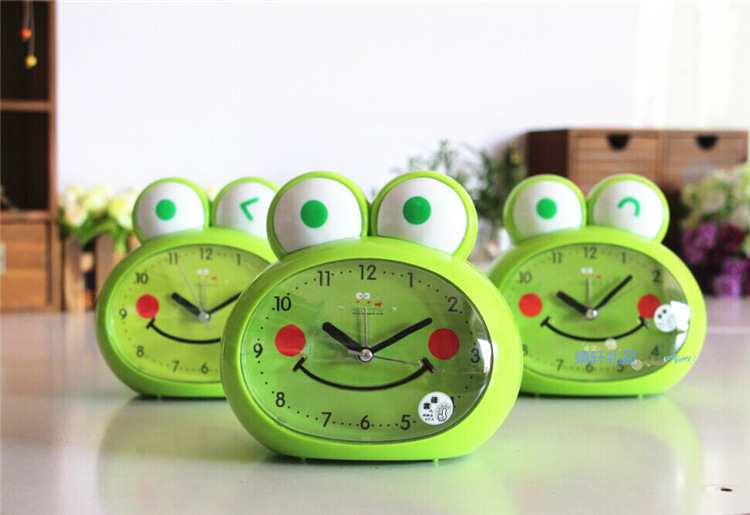 16085绿色豆豆蛙静音真人说话语音闹钟带夜灯功能 懒人模式 座钟