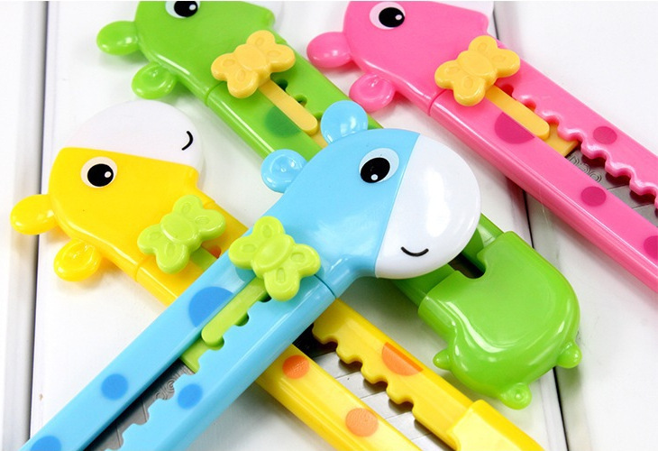 得力美工刀2022卡通儿童小号安全美工刀长颈鹿造型可爱型手工小刀