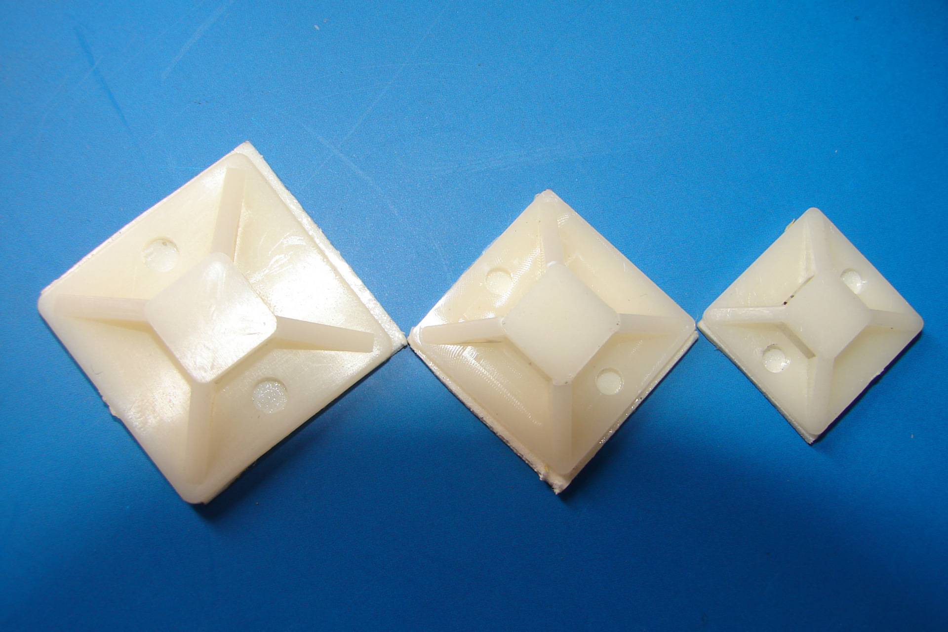 特价 促销 批发自粘式 扎带固定座 吸盘 定位片20*20 足1000个