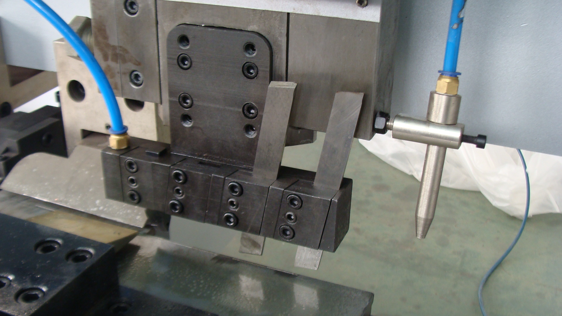 本设备为全数控金属板材开槽机.本机床采用先进的cnc系统,设计新颖.