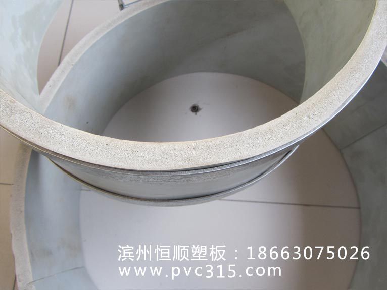 恒顺塑料建筑圆模板以纯塑钢和pvc粉为原材料高温加工而成,具有硬度