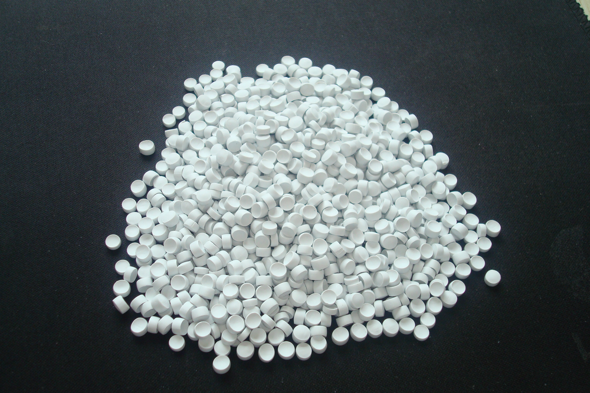 厂家直供pvc硬质挤出颗粒 瓷白色塑料异型材粒子 抗紫外线