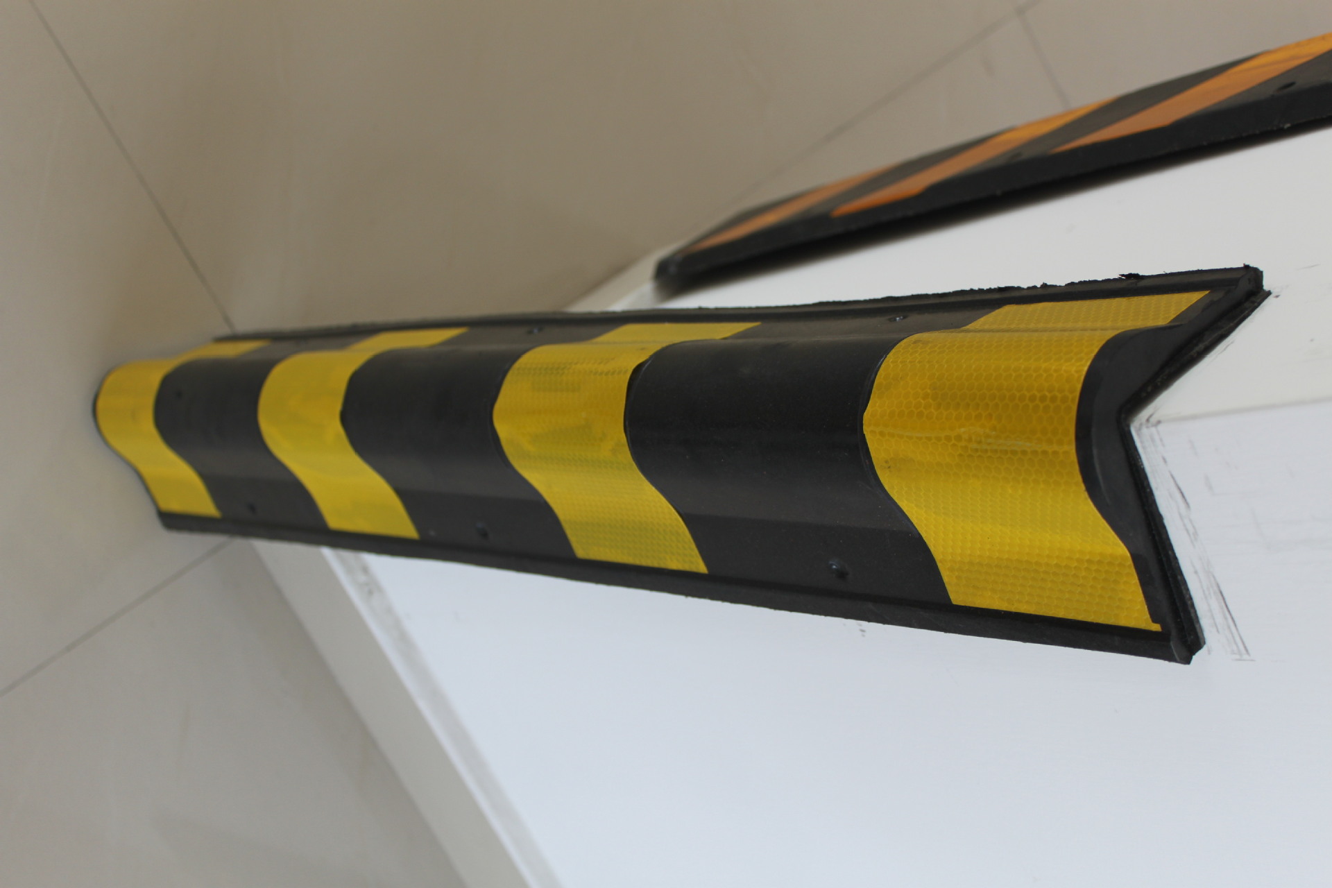 圆弧形橡胶护角 800高停车场护墙角 厂家销售 物美价廉 远大交通