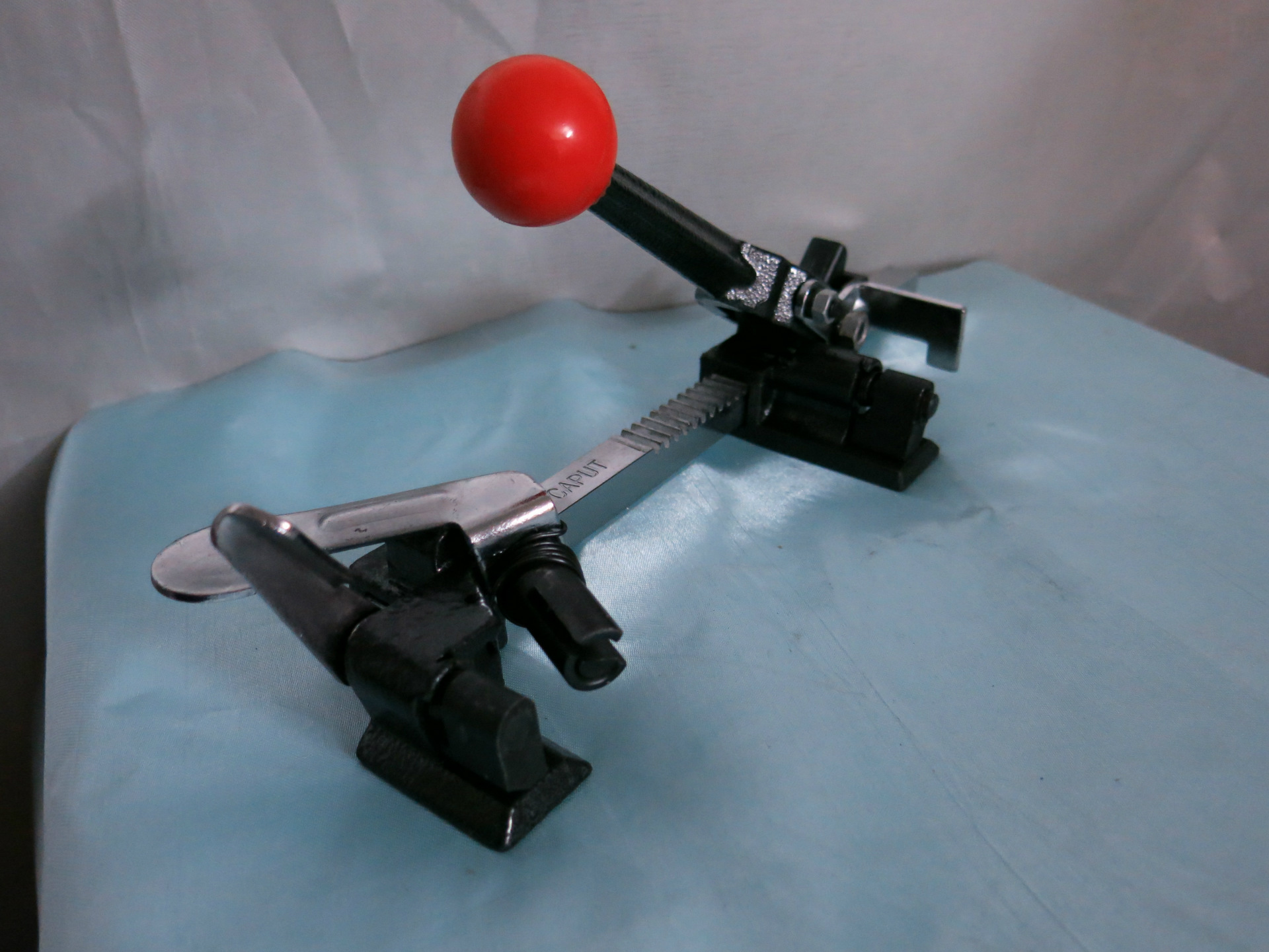 鹰头kf-重型纸塑带两用打包机,省力又美观.